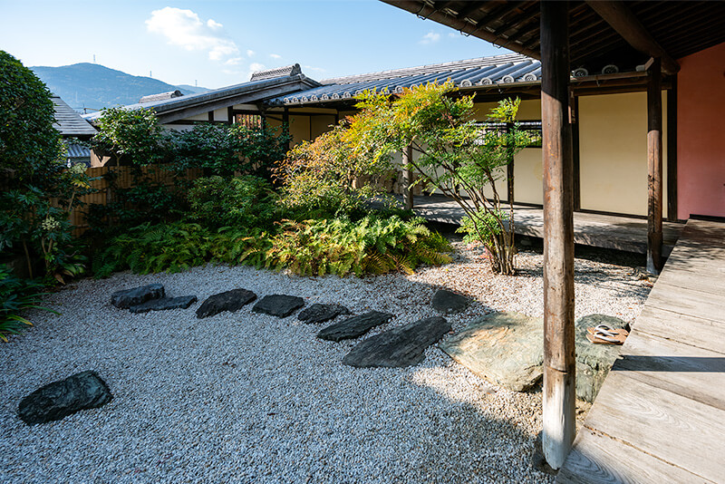 沓脱石から飛石を敷いただけのシンプルな庭園
