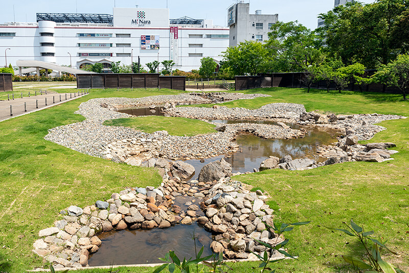 北側には商業施設
