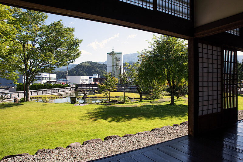 母屋からの額縁庭園