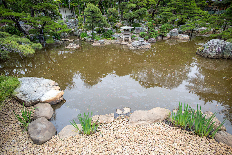 御殿に隣接した池泉庭園