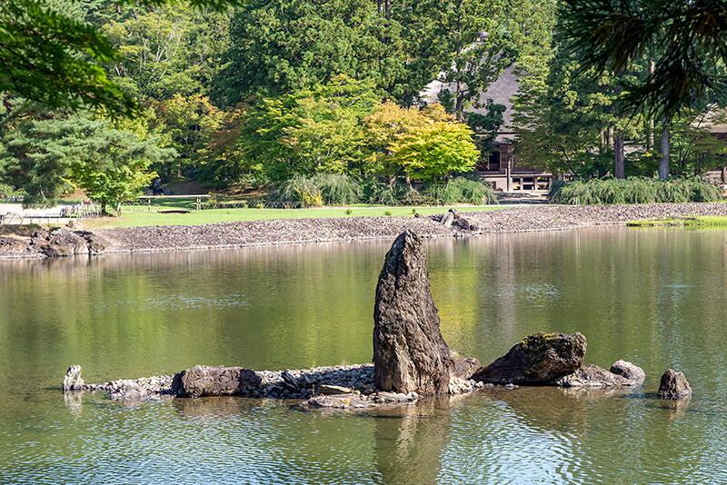 眺める角度によって変化するように計算されている。