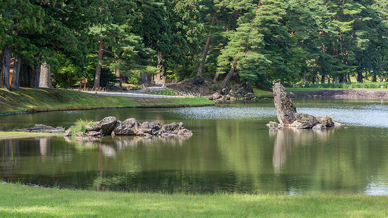 左から荒磯、前期式枯山水の荒磯、池中立石が並ぶ