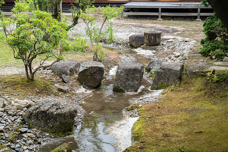 流れ手水鉢