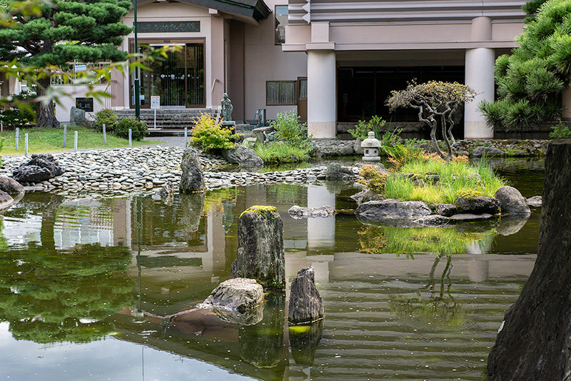 池中立石