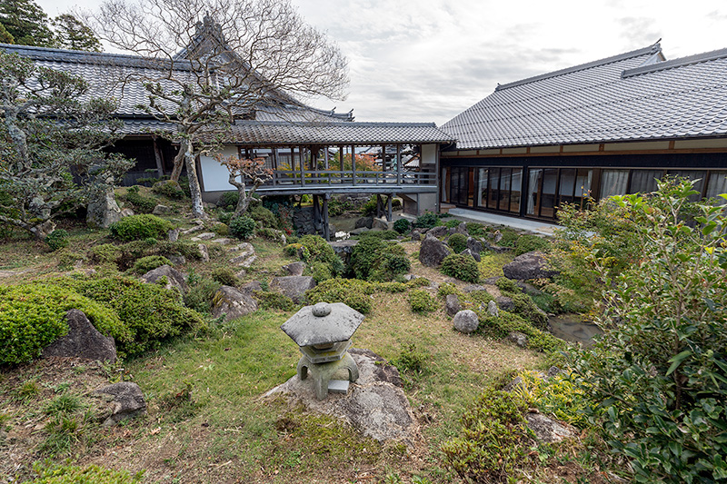 庭園北東部より渡り廊下を撮影