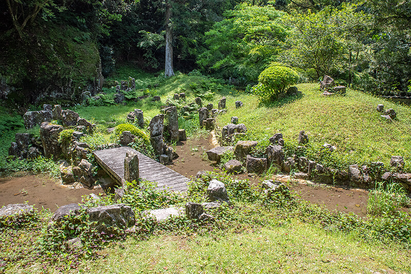 築山は三界（過去、現在、未来）