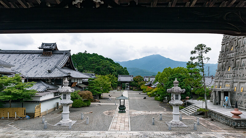 本堂からは比叡山を眺められる