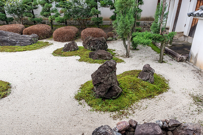 本来は石庭であり刈込みや樹木は構成に植えたもの