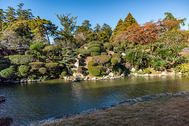 3つの築山で構成