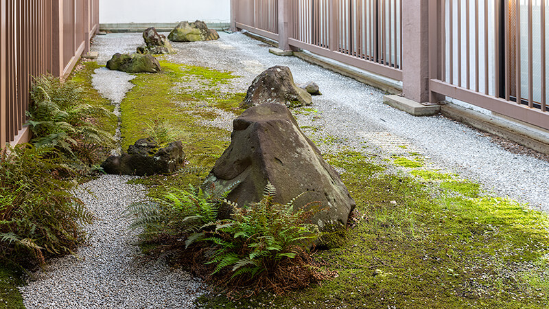 細い敷地を上手に利用している