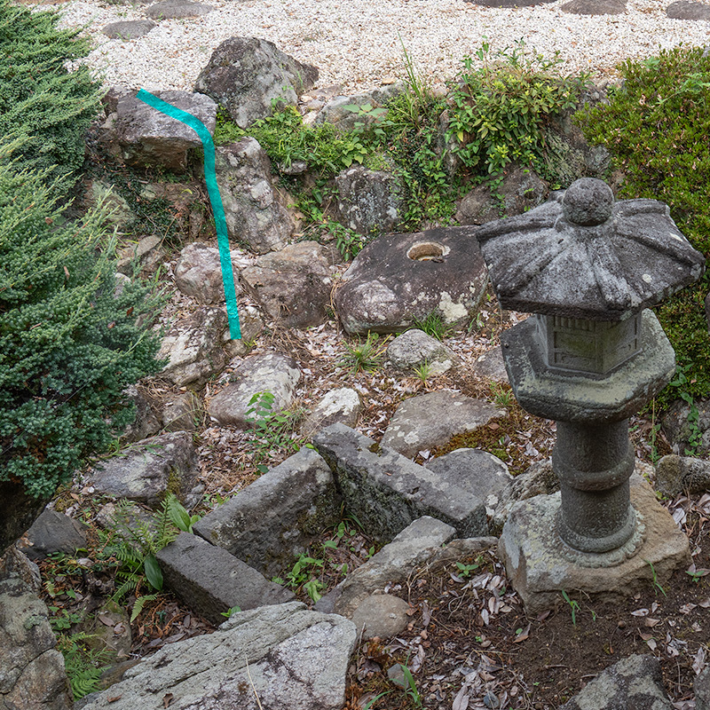 「離れ落ちの形式」の枯滝石組