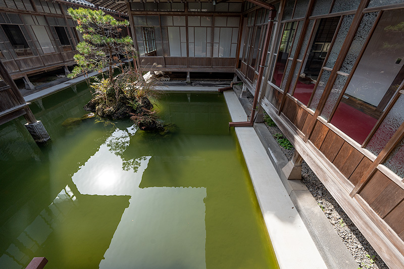 池泉はクランク型