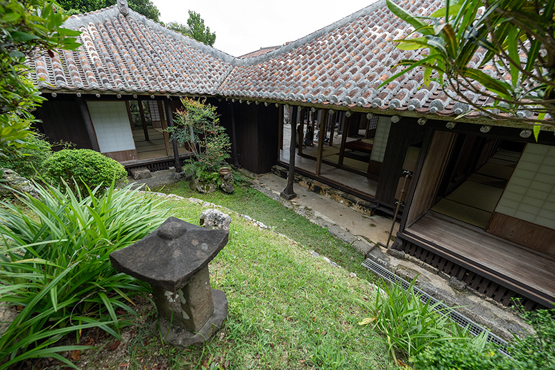 赤瓦の屋根