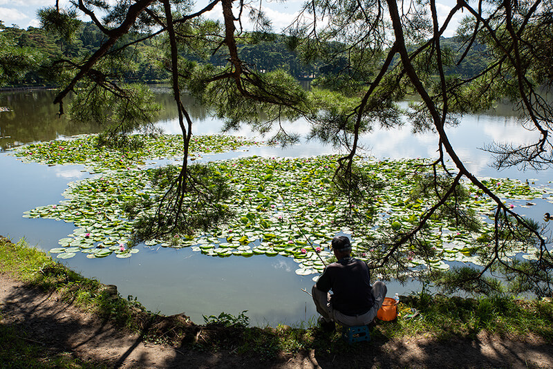 南湖公園で釣りを楽しむ