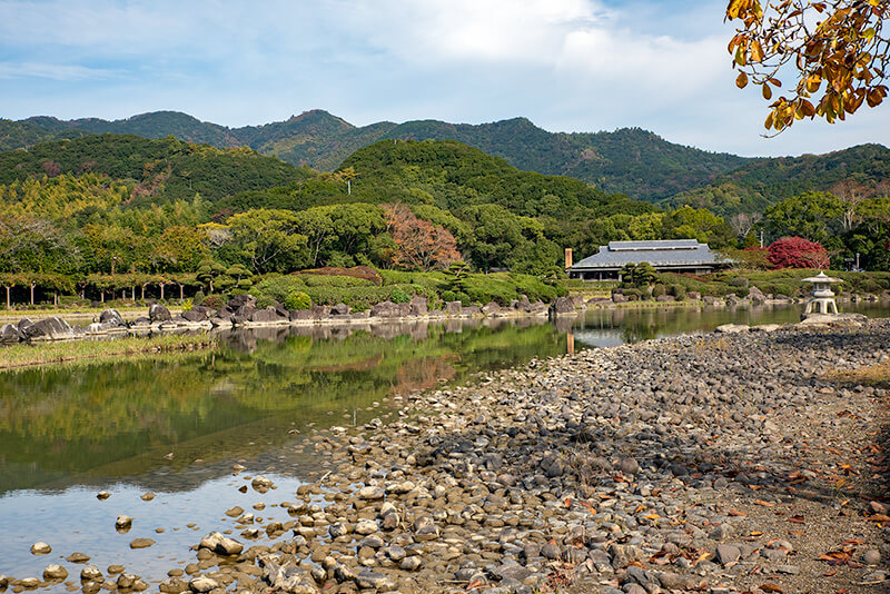 洲浜、池泉、中島、借景と続く