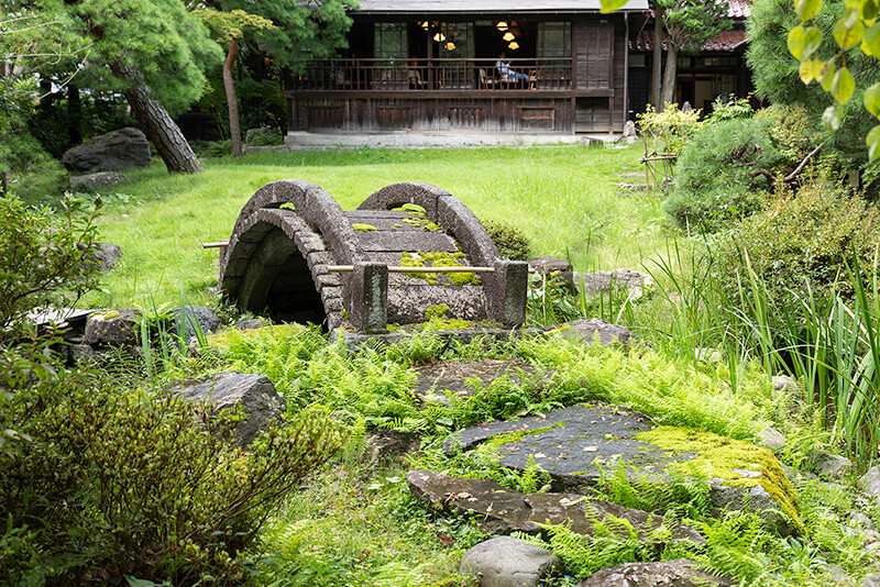 石橋越しに中二階の「南昌の間」を撮影