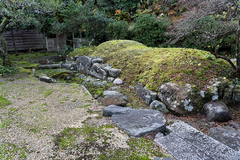 築山は横長