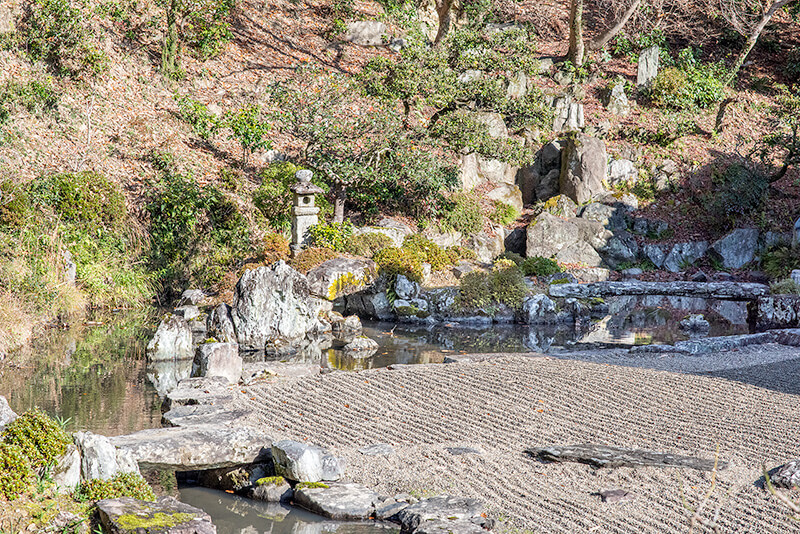 造形深く美しい池泉庭園