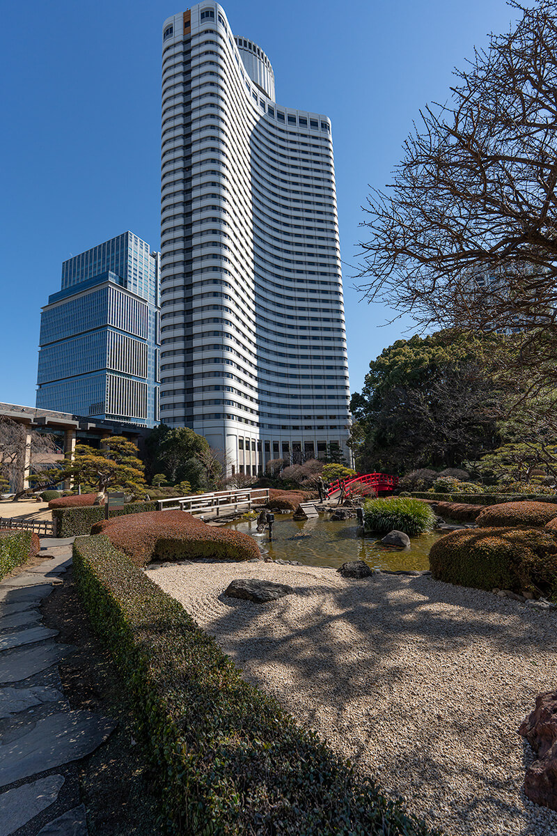 ガーデンタワーと日本庭園