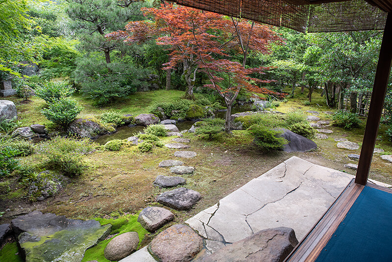 明神川の水を取り入れた社家庭園