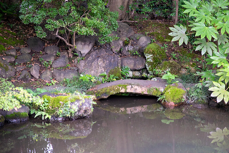 小さな滝石組