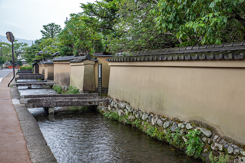 社家前を流れる明神川