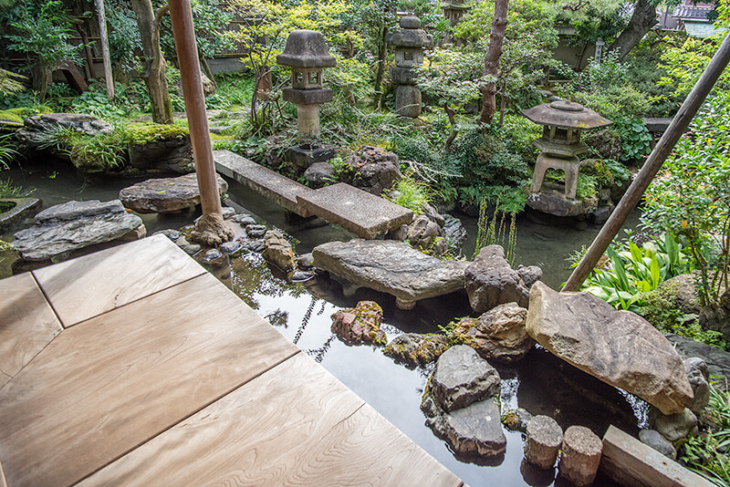 落水で下段の池泉へと繋がる