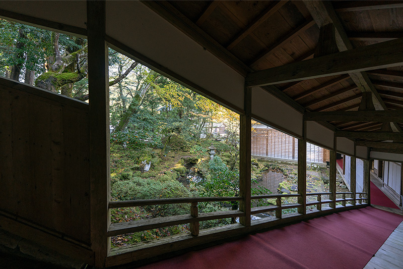 急勾配の回廊による額縁庭園