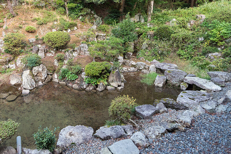 本堂西庭　出島