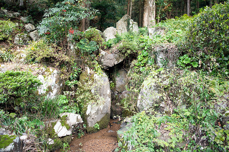 本堂西庭　滝石組