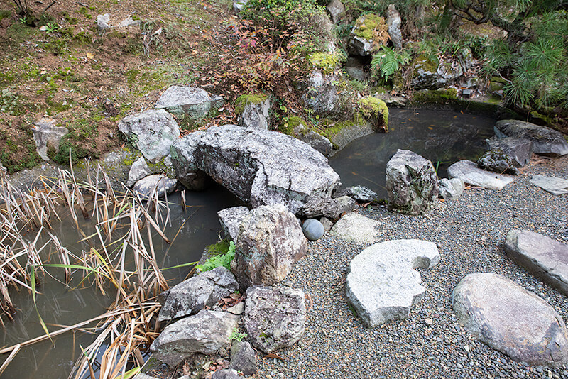 庫裏北庭　石橋