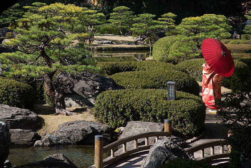 和傘の着物女性
