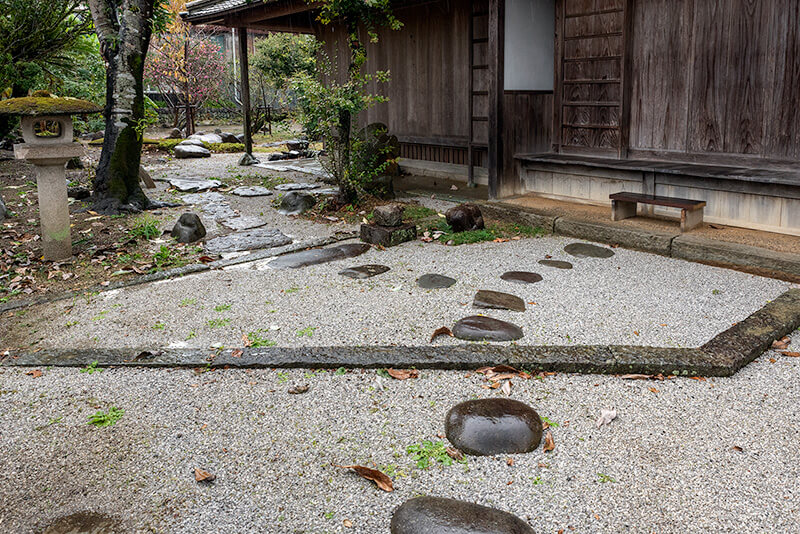 敷石と飛石が交差した意匠
