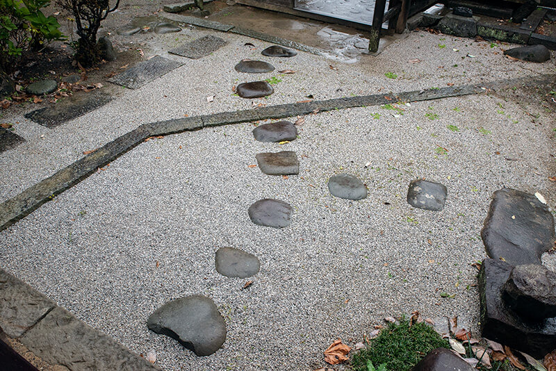 敷石と飛石が交差した意匠