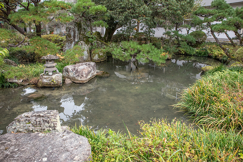 高梁高校にある池泉庭園