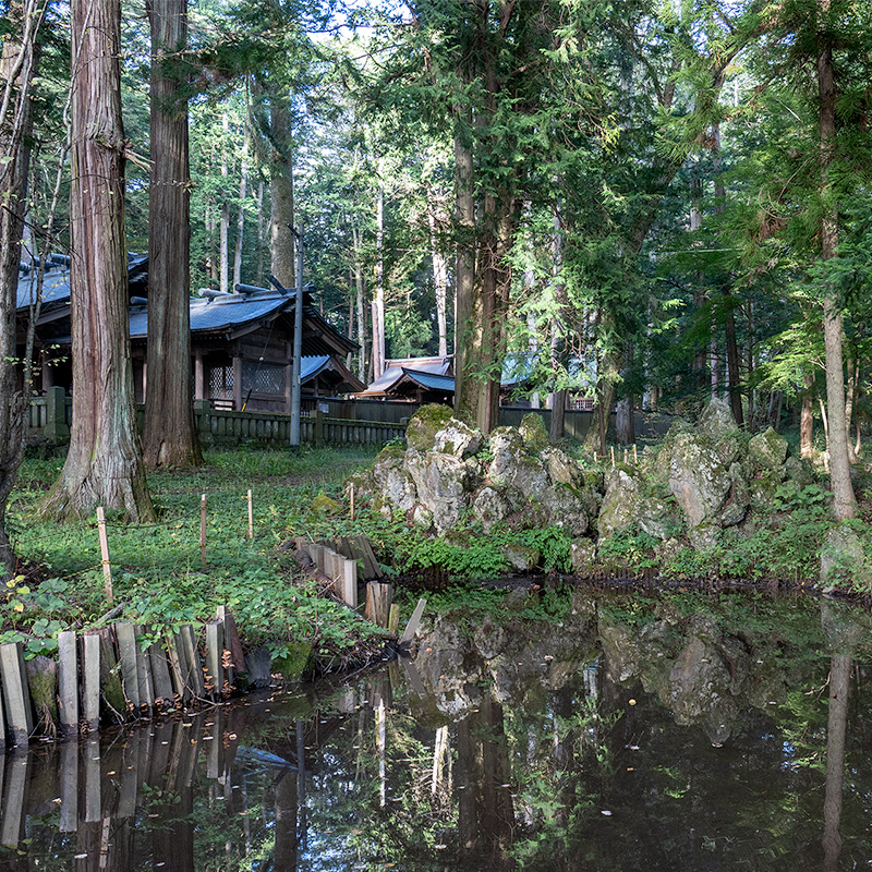 中池と滝石組。奥には小野神社の拝殿がみえる。
