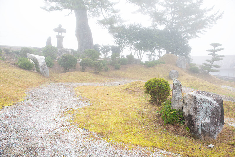霧で包まれた層嶂の庭