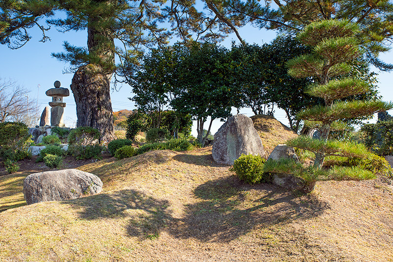 「吉備高原のなだらかな山脈」を表現した築山