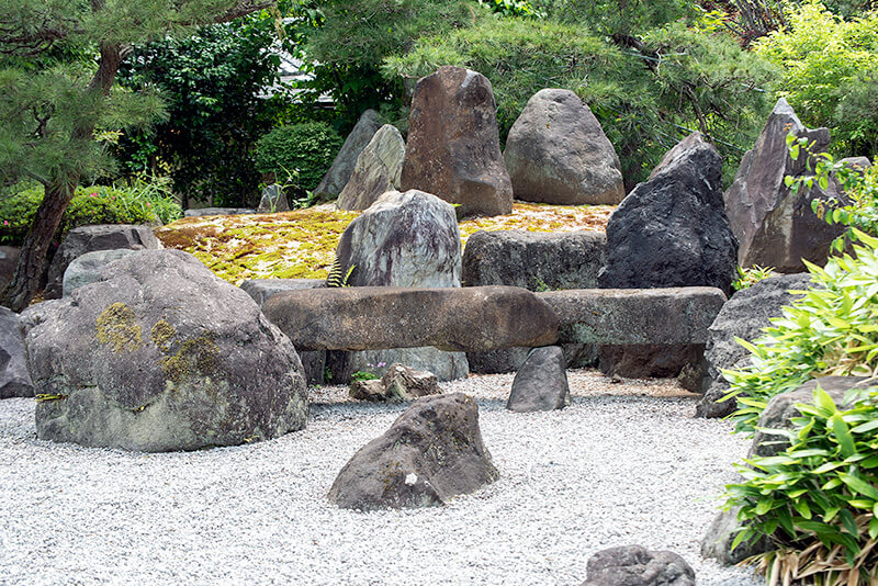 三尊石風に組まれた蓬莱山と石橋