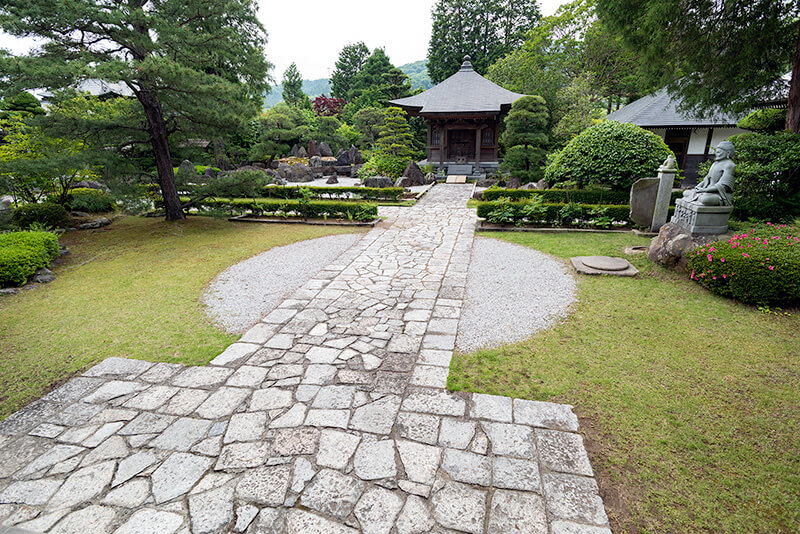 訪問者は2組だけの静かな寺院