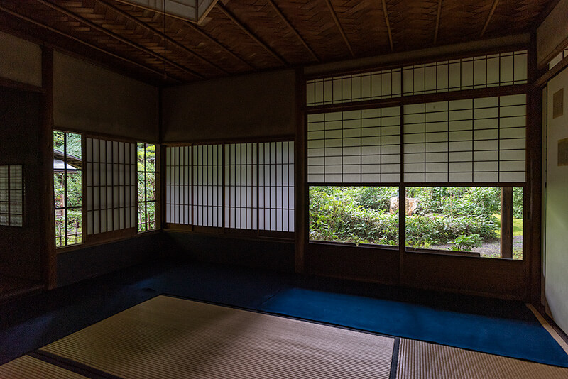 客殿より額縁庭園