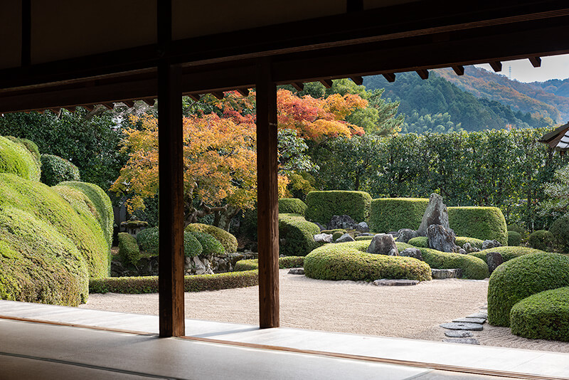 愛宕山を借景とした蓬莱式枯山水庭園
