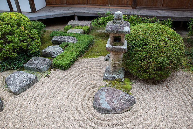 頼久寺の石灯籠