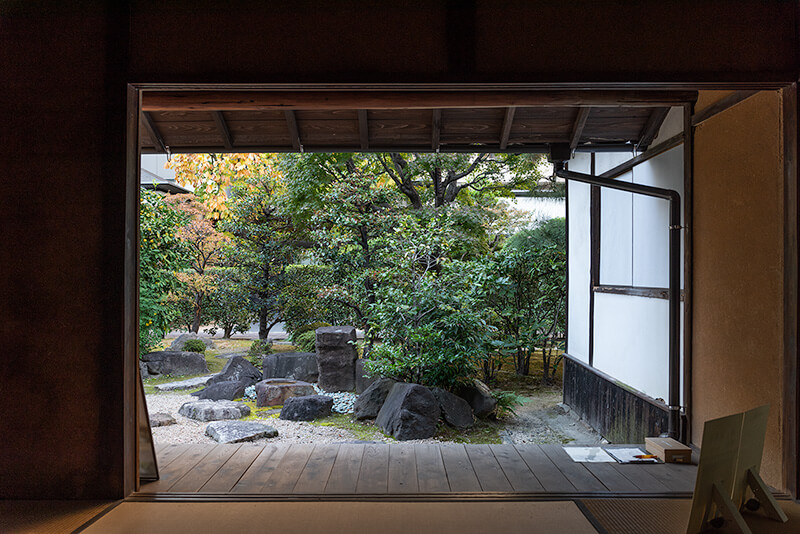 「頼山陽居室」から前庭「文人庭」を望む