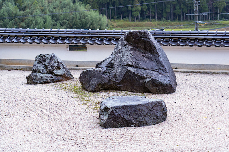 三尊石風に組まれた石組