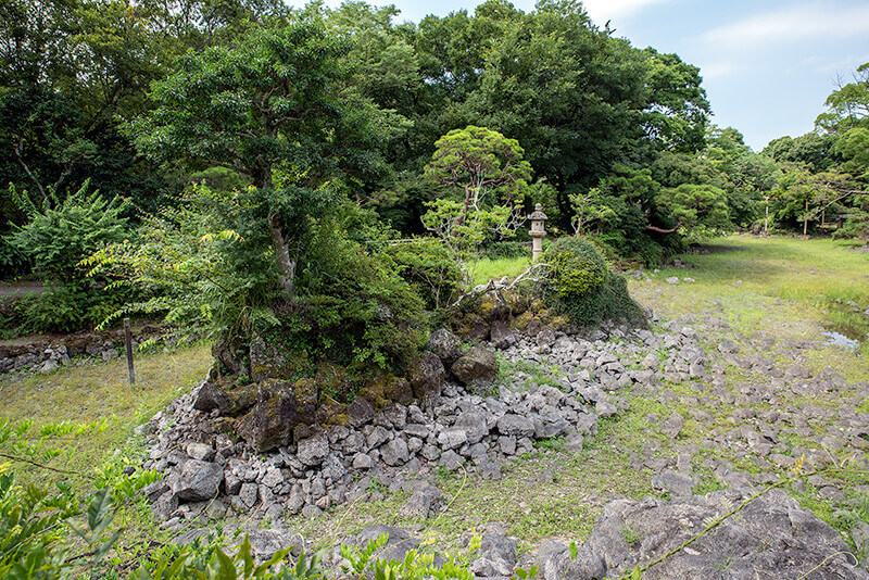 石灯篭のある中島の護岸石組