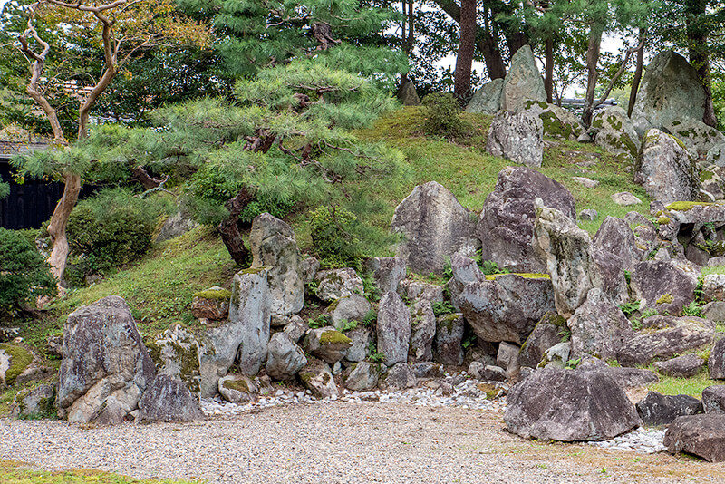 池泉下部にも枯滝石組
