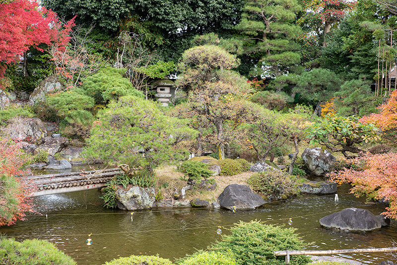 保津峡の絶景に見立てた、池泉回遊式すり鉢状庭園
