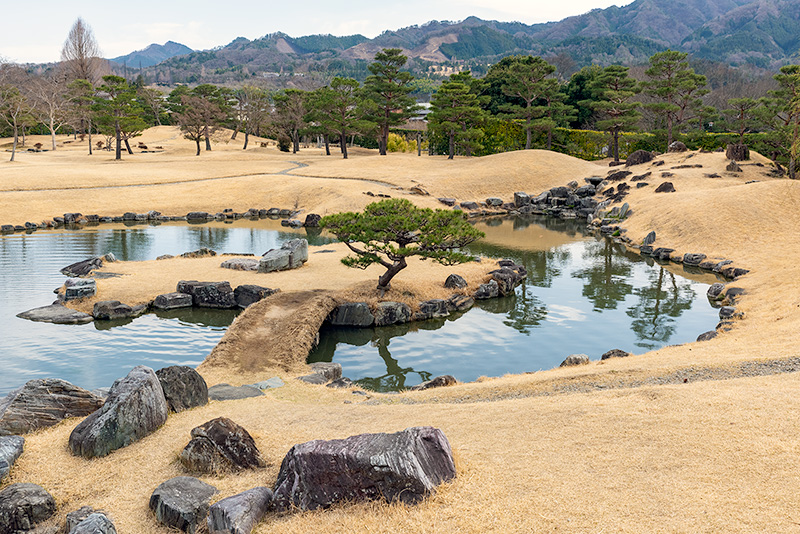 楽山園の滝石組