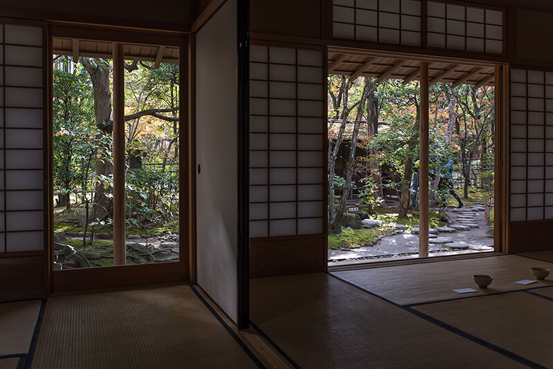 椿の間(左)と菖蒲の間(右)